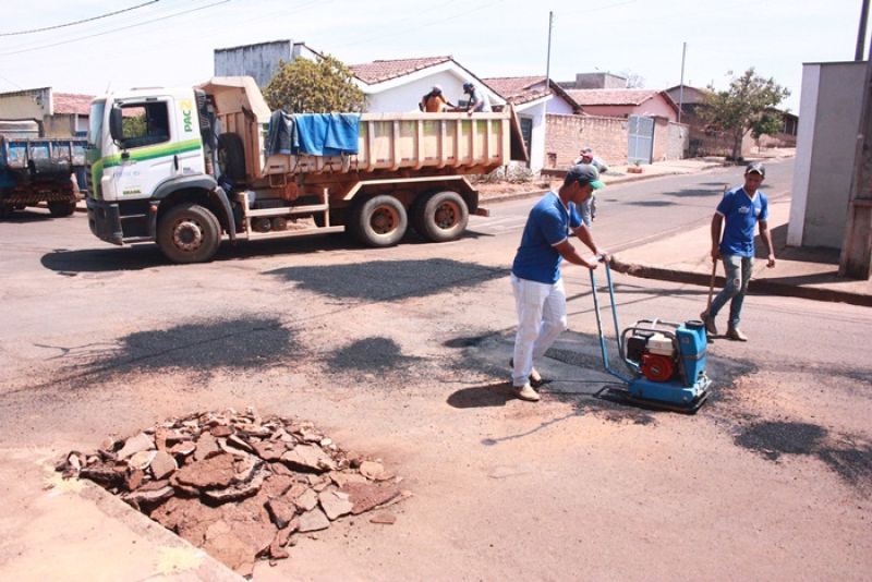 Prefeitura inicia operação tapa-buracos em ruas da cidade